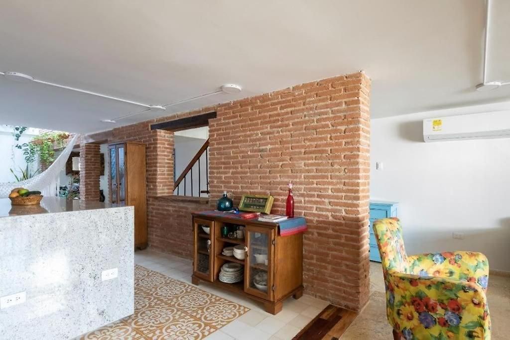Charming Old Loft With Jacuzzi! Apartamento
