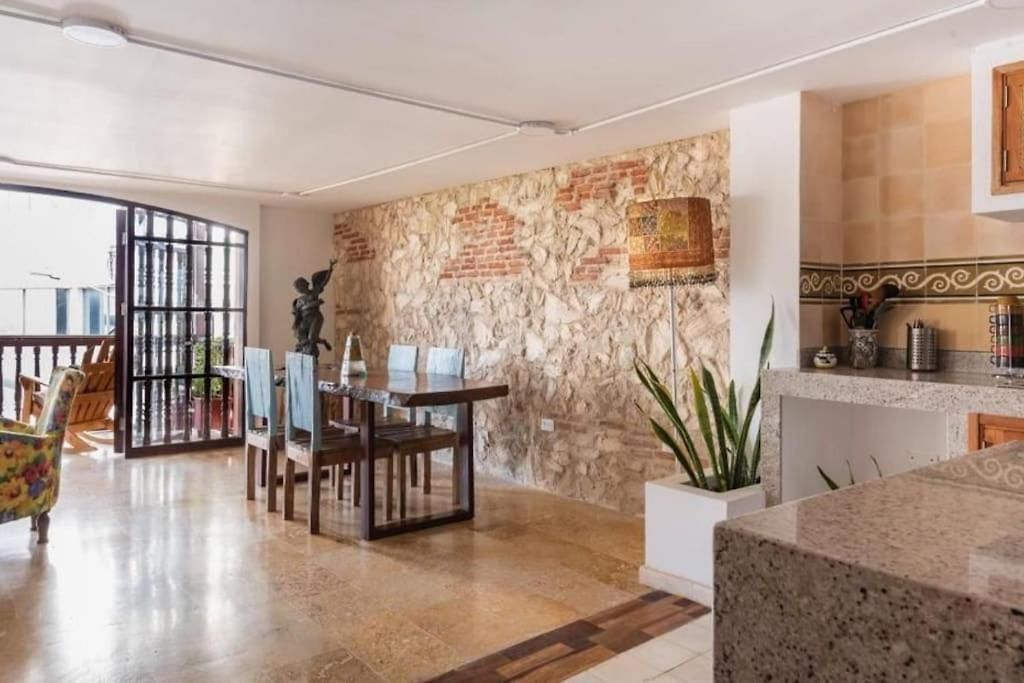 Charming Old Loft With Jacuzzi! Apartamento